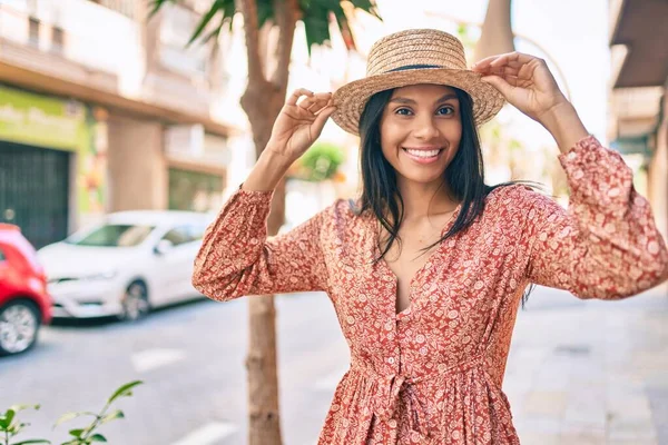 Jovem Turista Afro Americana Férias Sorrindo Feliz Andando Cidade — Fotografia de Stock