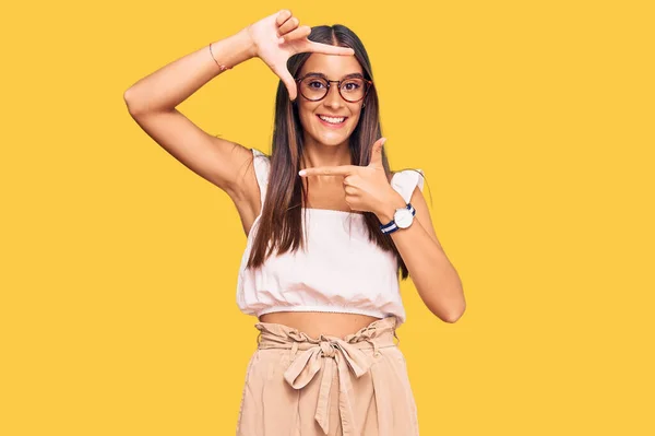 Mujer Hispana Joven Con Ropa Casual Gafas Sonrientes Haciendo Montura — Foto de Stock