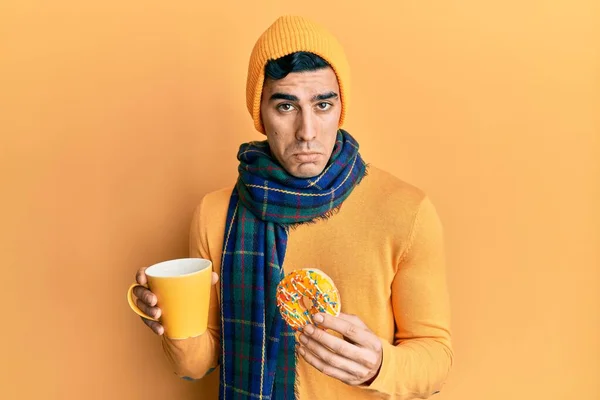 Snygg Latinamerikansk Man Äter Munk Och Dricker Kaffe Deprimerad Och — Stockfoto