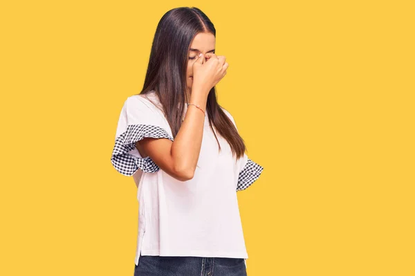 Mujer Hispana Joven Usando Ropa Casual Cansada Frotando Nariz Los —  Fotos de Stock