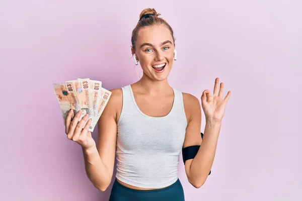 Beautiful Blonde Sport Woman Holding United Kingdom Pounds Banknotes Doing — Stock Photo, Image