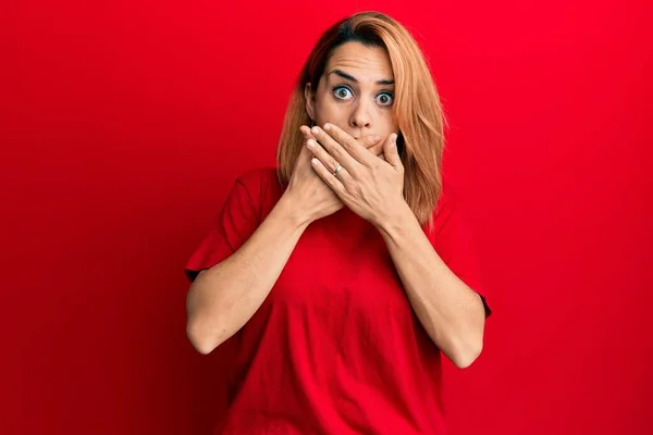 Latino Jonge Vrouw Draagt Casual Rood Shirt Geschokt Bedekken Mond — Stockfoto