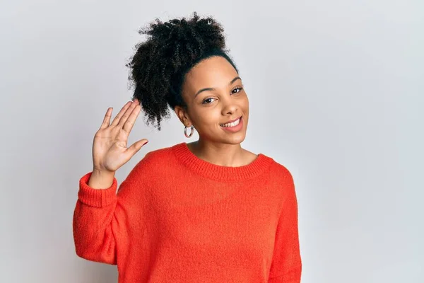 Jovem Menina Afro Americana Vestindo Roupas Casuais Renunciando Dizendo Olá — Fotografia de Stock