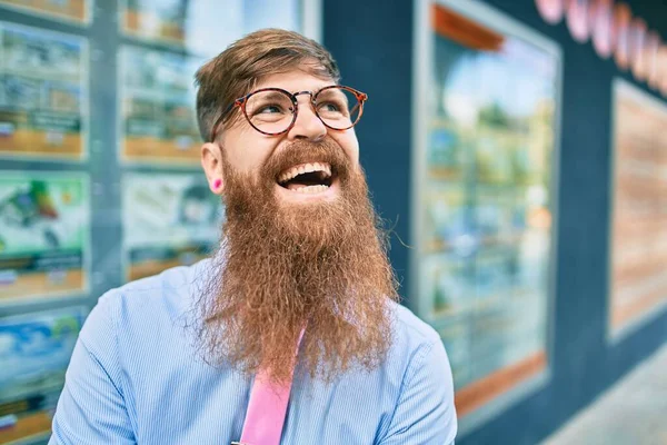 Молодой Рыжий Бизнесмен Длинной Бородой Улыбается Счастливой Прогулке Городу — стоковое фото