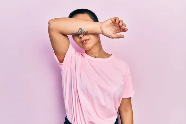 Mulher Hispânica Bonita Com Cabelo Curto Vestindo Casual Camiseta Rosa — Fotografia de Stock