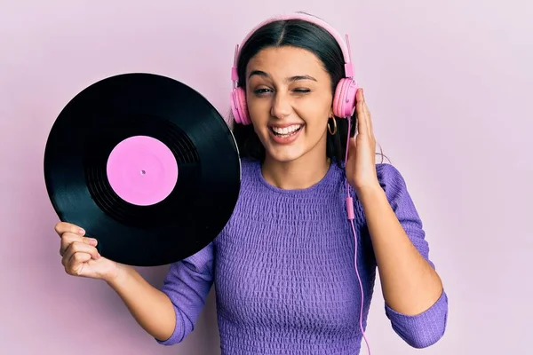 Kulaklık Takan Genç Spanyol Kadın Plastik Disk Kullanıyor Kameraya Seksi — Stok fotoğraf