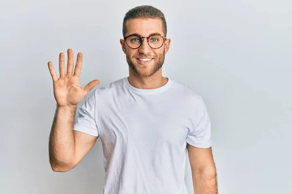 Joven Hombre Caucásico Vistiendo Ropa Casual Gafas Mostrando Apuntando Hacia —  Fotos de Stock