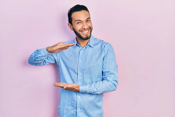 Homem Hispânico Com Barba Vestindo Camisa Azul Casual Gesticulando Com — Fotografia de Stock