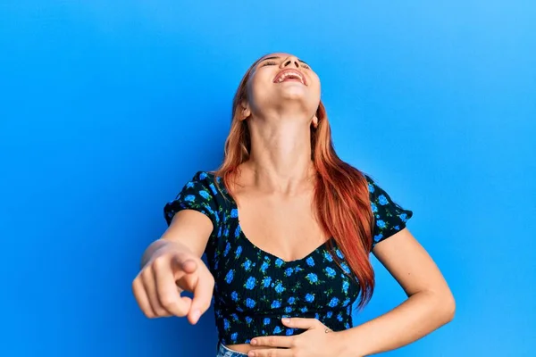 Jonge Mooie Roodharige Vrouw Dragen Casual Kleding Blauwe Achtergrond Lachen — Stockfoto