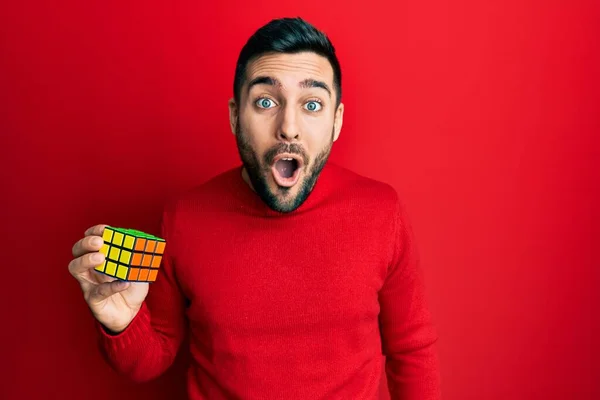 Jovem Hispânico Homem Jogando Colorido Jogo Inteligência Cubo Quebra Cabeça — Fotografia de Stock