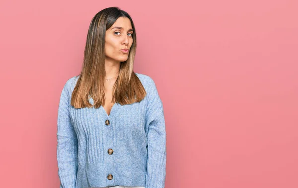 Jovem Mulher Vestindo Roupas Casuais Olhando Para Câmera Soprando Beijo — Fotografia de Stock