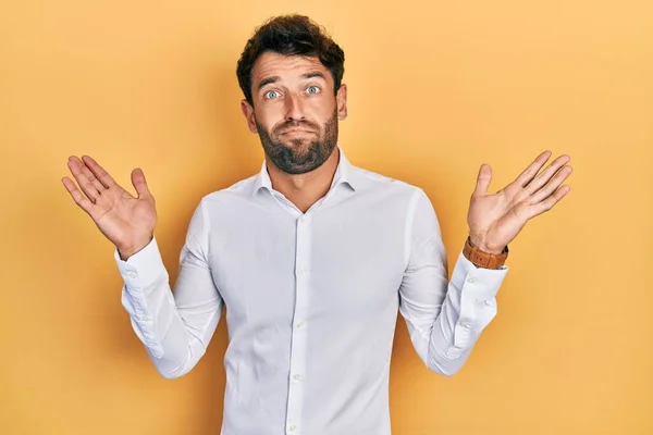 Hombre Guapo Con Barba Vistiendo Casual Camiseta Blanca Despistado Confundido —  Fotos de Stock