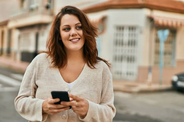 Jovem Irlandês Size Menina Sorrindo Feliz Usando Smartphone Cidade — Fotografia de Stock