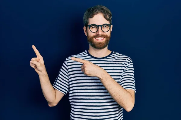 Běloch Vousy Pruhovaném Tričku Brýlích Usmívá Dívá Kameru Ukazující Oběma — Stock fotografie