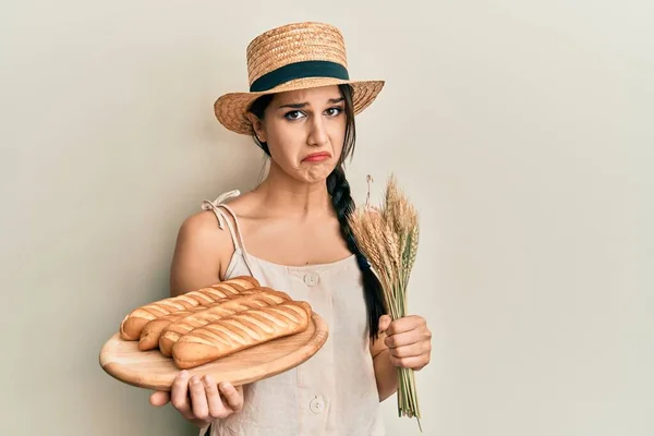 Jeune Femme Hispanique Tenant Pain Fait Maison Pic Blé Déprimé — Photo