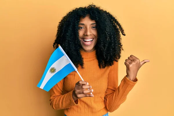 Afroamerikanerin Mit Afrohaaren Die Argentinien Fahne Der Hand Daumen Nach — Stockfoto