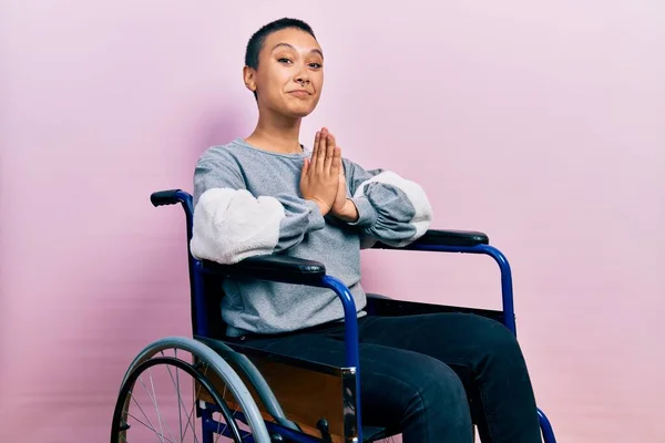 Красивая Латиноамериканка Короткими Волосами Сидящая Инвалидном Кресле Молится Руками Прося — стоковое фото