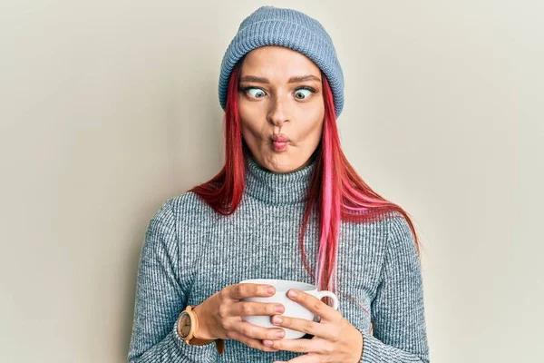 Mujer Caucásica Joven Con Gorra Invierno Beber Una Taza Café — Foto de Stock