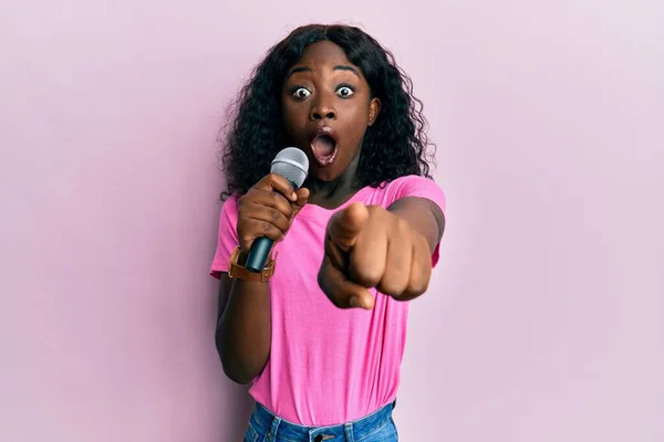 Schöne Afrikanische Junge Frau Singt Lied Mit Mikrofon Zeigt Auf — Stockfoto