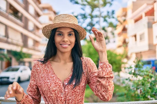 Jovem Turista Afro Americana Férias Sorrindo Feliz Andando Cidade — Fotografia de Stock