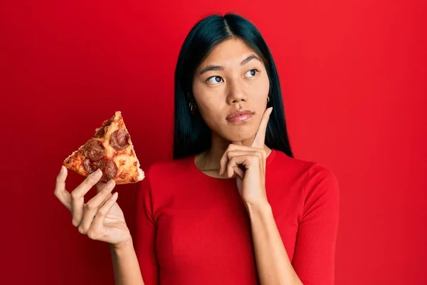 Jovem Chinesa Segurando Pizza Italiana Rosto Sério Pensando Questão Com — Fotografia de Stock