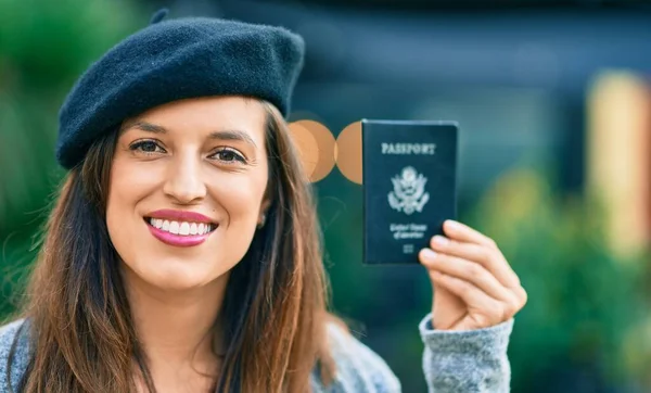 Joven Mujer Latina Vestida Estilo Francés Sosteniendo Pasaporte Ciudad — Foto de Stock