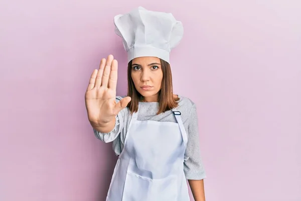 Ung Vacker Kvinna Bär Professionell Kock Uniform Och Hatt Gör — Stockfoto