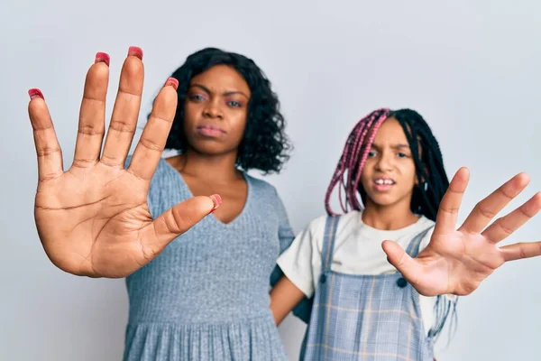 Belle Mère Fille Afro Américaine Portant Des Vêtements Décontractés Étreignant — Photo