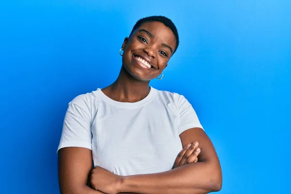 Ung Afrikansk Amerikansk Kvinna Klädd Avslappnad Vit Shirt Glad Ansikte — Stockfoto