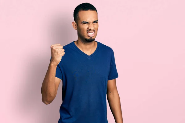 Młody Afrykański Amerykanin Noszący Luźną Koszulę Wściekły Wściekły Podnoszący Pięść — Zdjęcie stockowe