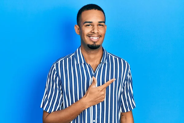 Ung Afrikansk Amerikan Man Bär Casual Kläder Glad Med Ett — Stockfoto