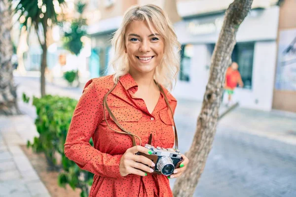 Wanita Pirang Muda Tersenyum Bahagia Menggunakan Kamera Antik Berjalan Kota — Stok Foto