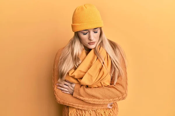Mujer Caucásica Joven Que Usa Suéter Invierno Lana Gorra Con —  Fotos de Stock