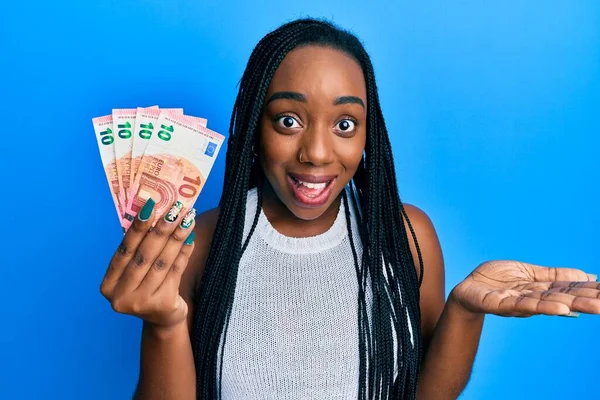 Joven Mujer Afroamericana Sosteniendo Billetes Euros Celebrando Logro Con Sonrisa —  Fotos de Stock