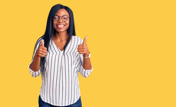 Молодая Африканская Американка Повседневной Одежде Очках Знак Успеха Делает Позитивный — стоковое фото