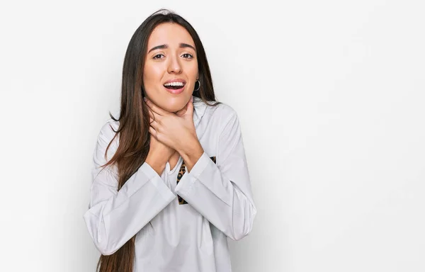 Menina Hispânica Jovem Vestindo Roupas Casuais Gritando Sufocar Porque Doloroso — Fotografia de Stock