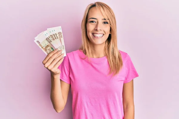 Krásná Blondýnka Drží 100 Ruských Rubl Bankovky Vypadají Pozitivně Šťastně — Stock fotografie