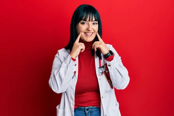 Mujer Hispana Joven Vistiendo Uniforme Médico Estetoscopio Sonriendo Con Boca —  Fotos de Stock