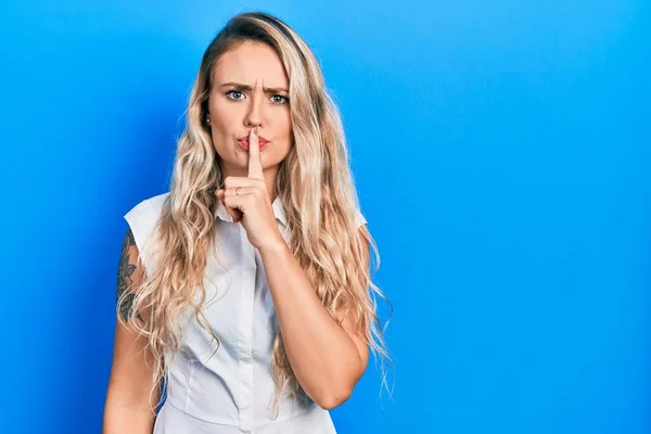 Linda Jovem Loira Vestindo Camisa Branca Casual Pedindo Para Ficar — Fotografia de Stock