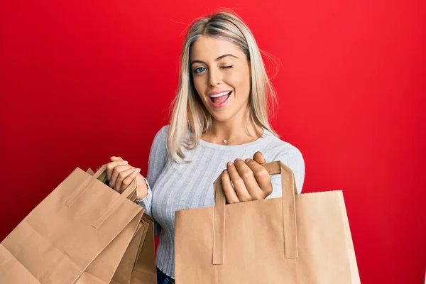 Vacker Blond Kvinna Som Håller Eco Kartong Shoppingväskor Blinkar Tittar — Stockfoto