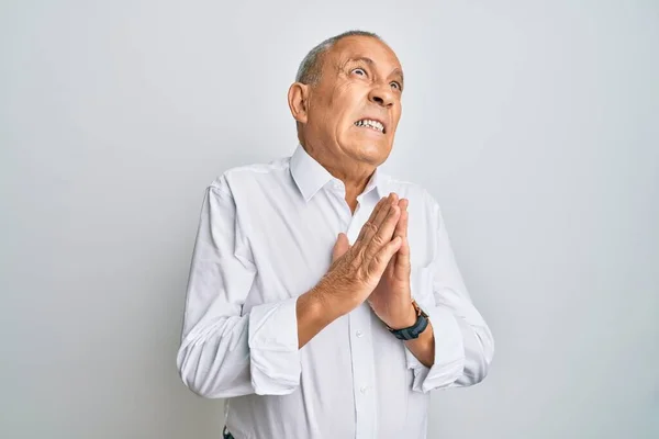 Schöner Älterer Mann Lässigem Weißem Hemd Bettelt Und Betet Mit — Stockfoto