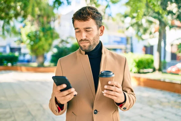Όμορφος Επιχειρηματίας Φορώντας Κομψό Σακάκι Χρησιμοποιώντας Smartphone Εξωτερικούς Χώρους — Φωτογραφία Αρχείου