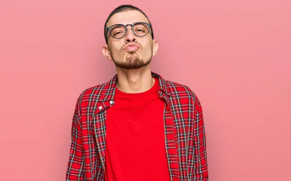 Jeune Homme Hispanique Portant Des Vêtements Décontractés Regardant Caméra Souffler — Photo