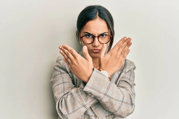 Młoda Brunetka Kobieta Kurtce Biznesowej Okulary Odrzucenie Wyrażenie Skrzyżowanie Ramion — Zdjęcie stockowe