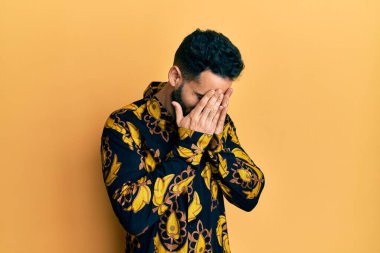 Ağlarken suratını ellerle kapatan sıradan bir tişört giyen genç bir İspanyol. depresyon kavramı. 