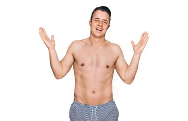 Mayo giyen yakışıklı genç adam çılgınlığı kutluyor ve başarıya hayret ediyor kolları açık ve gözleri açık heyecanla bağırıyor. Kazanan konsept 