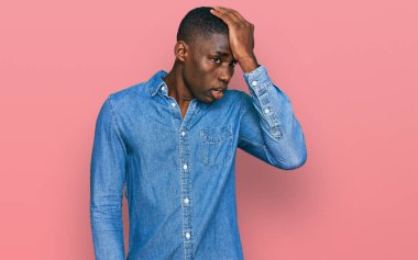 Gündelik giysiler giyen genç Afro-Amerikan bir adam hata sonucu el ele tutuşup şaşırdı. Hatayı unutmayın. Unuttum, kötü hafıza kavramı. 