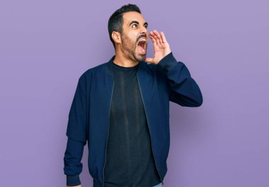 Latin asıllı genç adam günlük kıyafetler giyip el ele tutuşarak bağırıyor ve çığlık atıyordu. iletişim konsepti. 