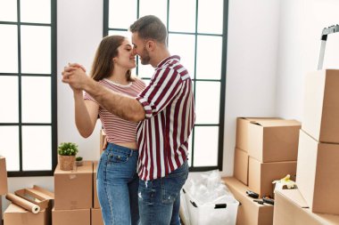 Genç beyaz çift gülümsüyor Yeni evinde mutlu dans ediyor