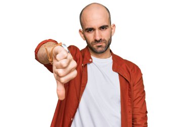 Gündelik kıyafetler giyen genç İspanyol adam mutsuz görünüyor ve reddediliyor ve olumsuz bir hareket yapıyor. kötü ifade. 